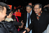 Chinese Premier Wen Jiabao (R, 1st) is greeted by representatives of overseas Chinese and Chinese students studying in Denmark after his special plane arrived in Copenhagen, December 16, 2009 Chinese Premier Wen Jiabao (R, 1st) is greeted by representatives of overseas Chinese and Chinese students studying in Denmark after his special plane arrived in Copenhagen, December 16, 2009