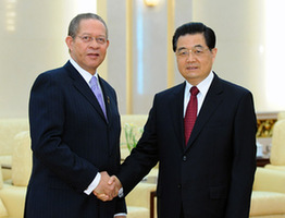 Chinese President Hu Jintao (R) meets with Jamaican Prime Minister Bruce Golding at the Great Hall of the People in Beijing, capital of China, Feb. 4, 2010. (Xinhua/Li Tao) Chinese President Hu Jintao (R) meets with Jamaican Prime Minister Bruce Golding at the Great Hall of the People in Beijing, capital of China, Feb. 4, 2010. (Xinhua/Li Tao)