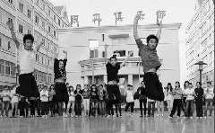 Young workers at Qingdao Jifa Group, a large-scale knitting company in Qingdao, a coastal city in East China's Shandong province, perform street dances at the firm's Worker's Club. Young workers at Qingdao Jifa Group, a large-scale knitting company in Qingdao, a coastal city in East China's Shandong province, perform street dances at the firm's Worker's Club.