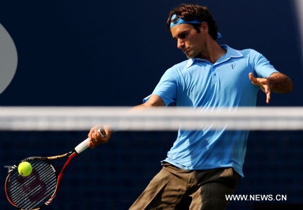 Roger Federer of Switzerland returns a ball to Andreas Beck of Germany during the men's second third round match at the U.S. Open tennis tournament in New York, the United States, on Sept. 2, 2010. Federer won 3-0. (Xinhua/Shen Hong) (kh) Roger Federer of Switzerland returns a ball to Andreas Beck of Germany during the men's second third round match at the U.S. Open tennis tournament in New York, the United States, on Sept. 2, 2010. Federer won 3-0. (Xinhua/Shen Hong) (kh)