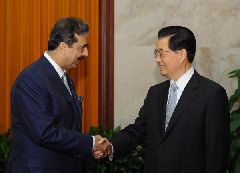 Chinese President Hu Jintao (R) meets with Pakistan Prime Minister Yousuf Raza Gilani in Beijing, capital of China, May 20, 2011. (Xinhua/Rao Aimin) (hdt)