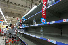 A shopper in Hangzhou, Zhejiang Province grabs a bottle of mineral water yesterday after a chemical spillage threatened the city's water supply. A shopper in Hangzhou, Zhejiang Province grabs a bottle of mineral water yesterday after a chemical spillage threatened the city's water supply.