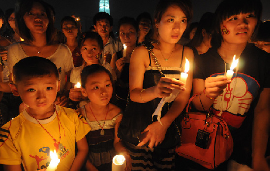 Thousands of people mourn the victims of the train collision Monday evening at the century square of Wenzhou City, east China's Zhejiang Province. The accident killed at least 39 people and injured192. Thousands of people mourn the victims of the train collision Monday evening at the century square of Wenzhou City, east China's Zhejiang Province. The accident killed at least 39 people and injured192.