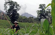 資料圖顯示印尼蘇拉威西島上的索普坦火山噴出煙霧